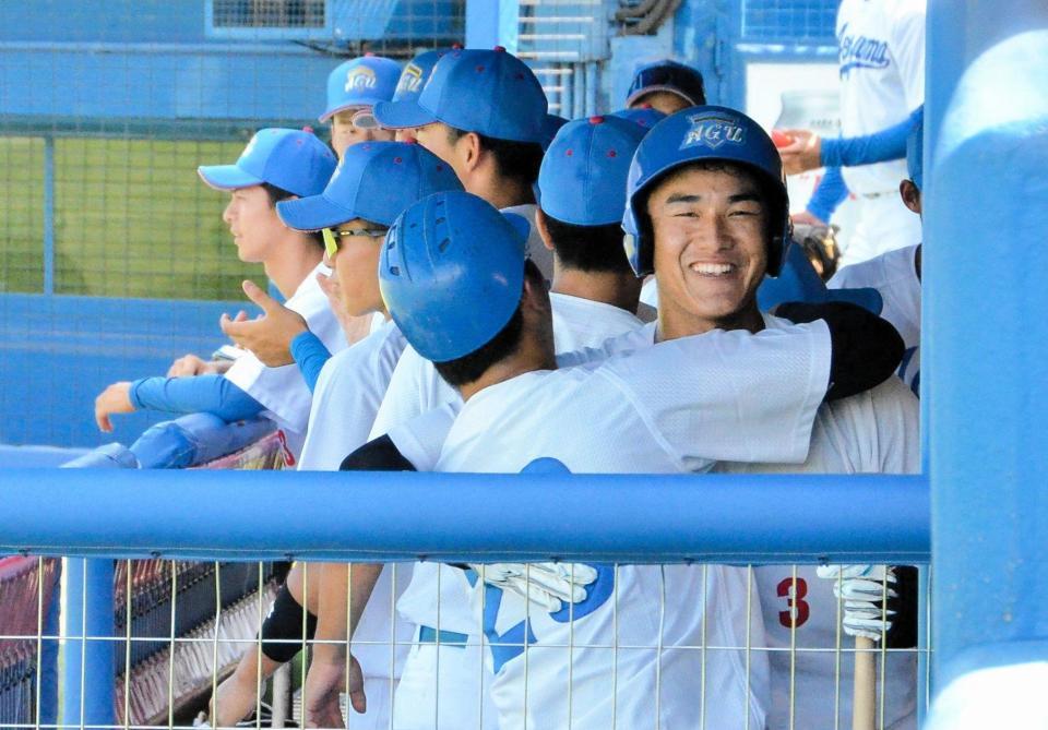 　今秋１号を放ちナインと喜ぶ青学大・西川