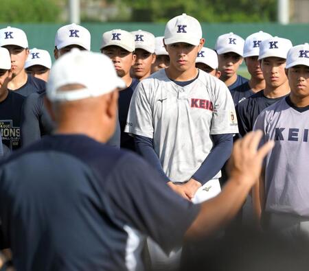 　練習前、堀井哲也監督の話を真剣な表情で聞く慶大・清原正吾（中央）＝撮影・伊藤笙子