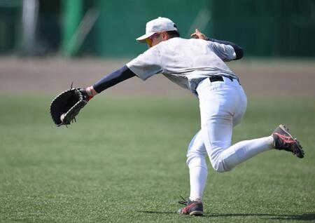 　一塁の守備練習をする慶大・清原正吾（撮影・伊藤笙子）