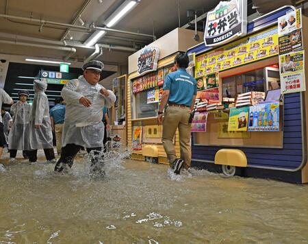 　雨が売店の通路まで浸水する（撮影・中田匡峻）