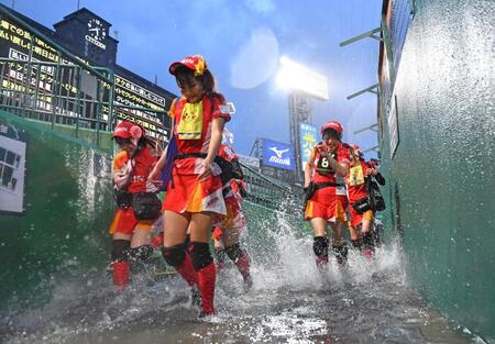 【写真】スタンドも大惨事！売り子さんもビッショビショ