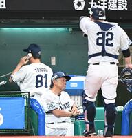 　４回、ベンチで厳しい表情の渡辺監督代行（中央）＝撮影・園田高夫