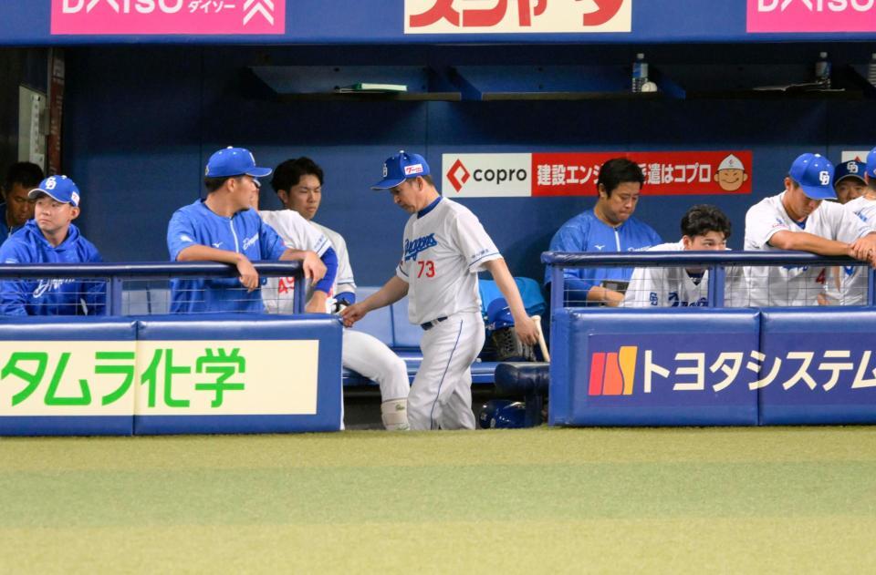 　ヤクルトに敗れ、引き揚げる中日の立浪監督（中央）