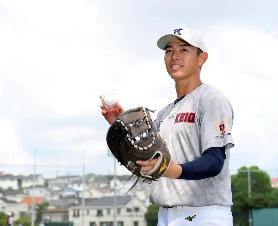 　父・和博氏からもらったファーストミットを手に、プロ野球選手への道を夢見る慶大・清原正吾（撮影・伊藤笙子）