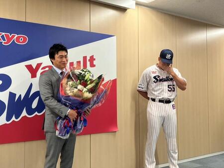 【写真】抱き合い、顔をくしゃくしゃにして泣く青木と村上→泣きはらして目が腫れる