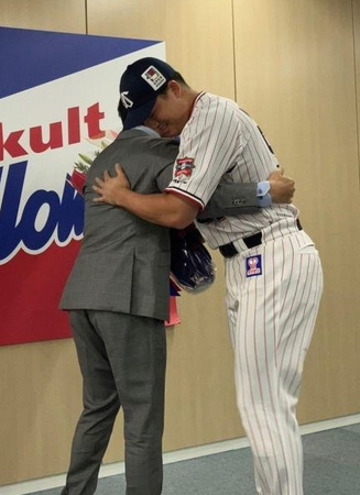 　青木と涙で抱擁する村上（右）