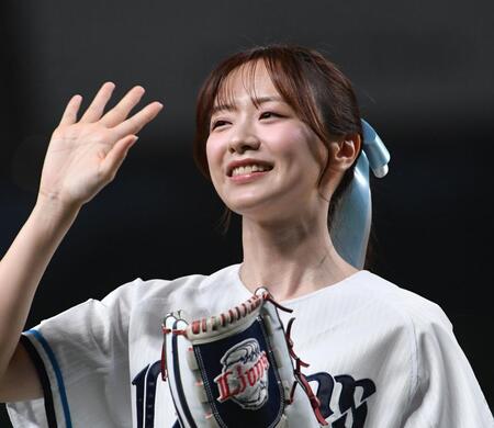 森香澄が始球式に登場　ポニテ＆ミニスカで全力投球　背番号は誕生日と同じ「６１６」