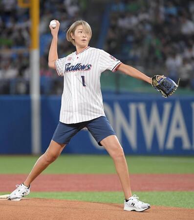 【写真】狩野舞子　金髪ボブヘアのショーパン姿で披露　２年連続ノーバン投球に「９０点」