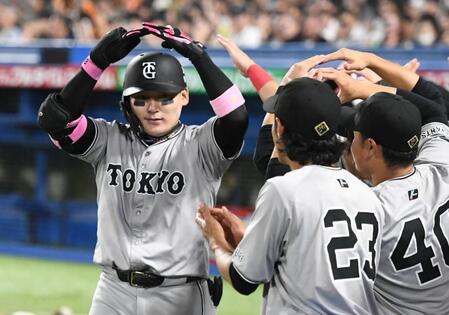 　６回、丸は右越えに１３号２ランを放つ（撮影・佐藤厚）