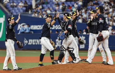 　オリックスに勝利しタッチを交わすソフトバンクナイン＝京セラドーム