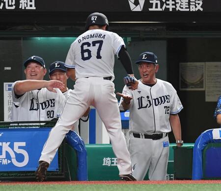 　７回、外崎の２点適時打で二走・野村が生還。出迎える渡辺監督代行（撮影・佐々木彰尚）