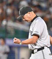 　３回途中、投手交代を告げベンチに戻る阿部監督