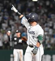 　７回、勝ち越しの２点適時打を放ち、喜ぶ外崎（撮影・佐々木彰尚）