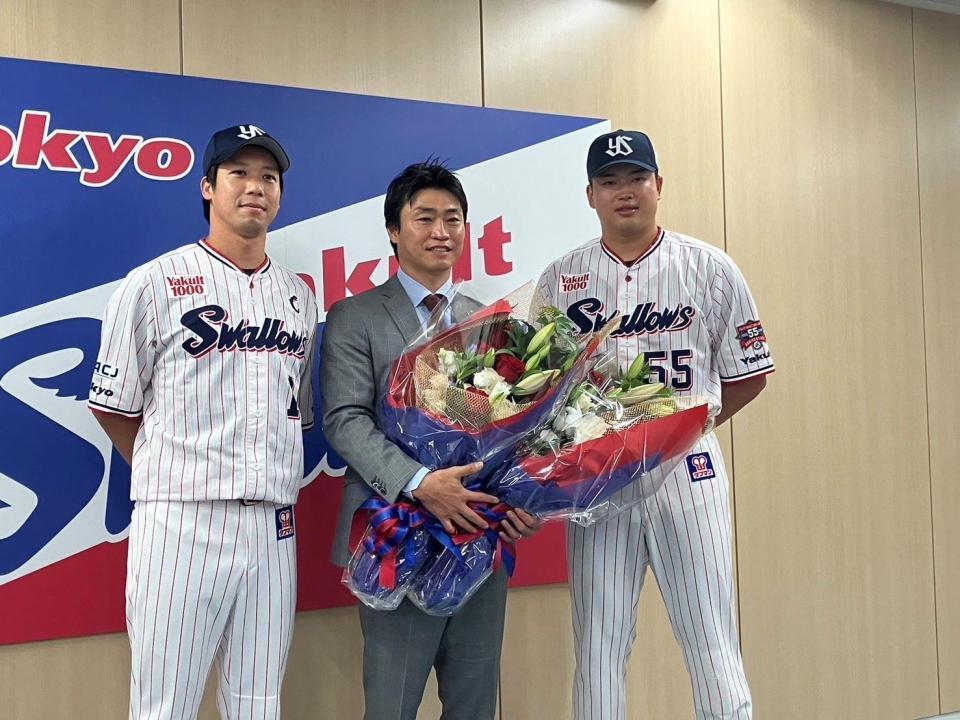 　引退会見した青木（中央）と花束を贈呈した山田（左）、村上（右）