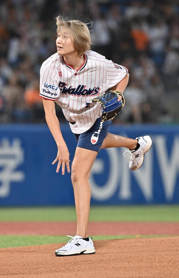 　始球式に登場した元女子バレーボール日本代表の狩野舞子さん