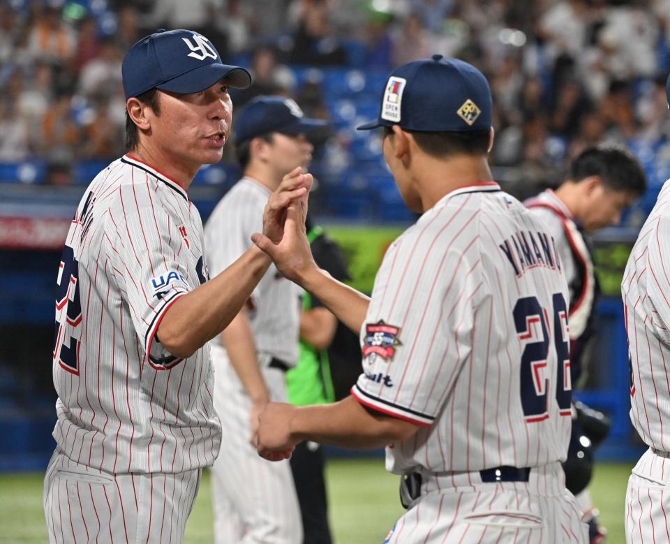 　巨人に勝利し、山野とタッチを交わす高津監督