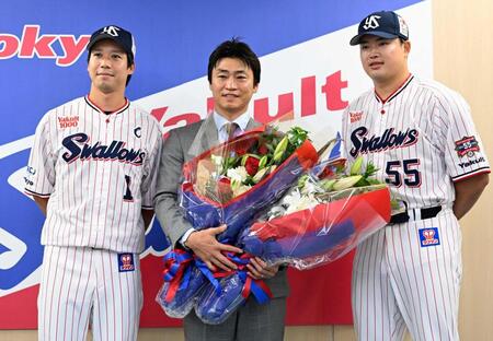 　山田（左）、村上（右）から花束を受け取る青木