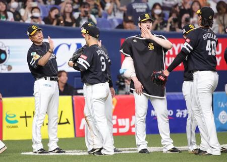 　Ｍ１０とし、ナインを迎える小久保監督（左）と１２勝目をあげた有原（右から２人目）＝撮影・坂部計介