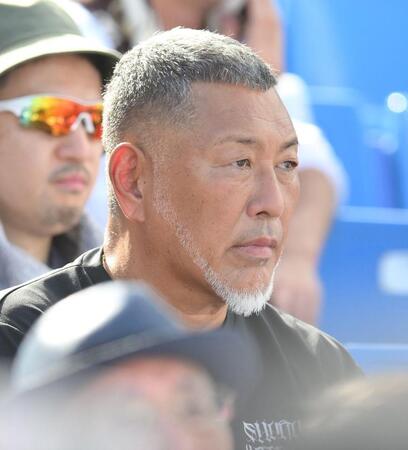 　長男・正吾の試合を真剣な表情で見つめる清原和博氏＝撮影・伊藤笙子