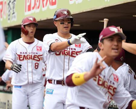 　６回、右越え３ランを放ちナインに迎えられる浅村（中央）＝撮影・金田祐二