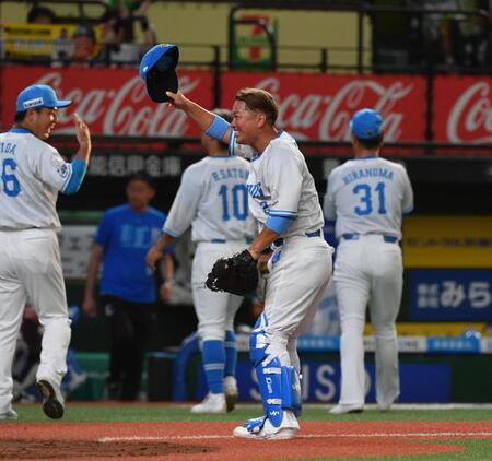 【写真】岡田のユニホームで練習に向かう外崎　先輩へのリスペクトがにじむ