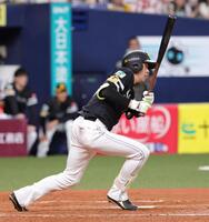 　８回、川瀬は二塁ゴロに倒れる（撮影・坂部計介）