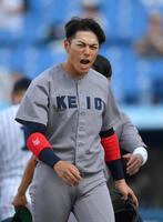 　試合開始の整列後、気合の雄たけびをあげる慶大・清原正吾（撮影・伊藤笙子）