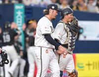 　６回、緒方に適時三塁打を許した鈴木（左）＝撮影・石井剣太郎