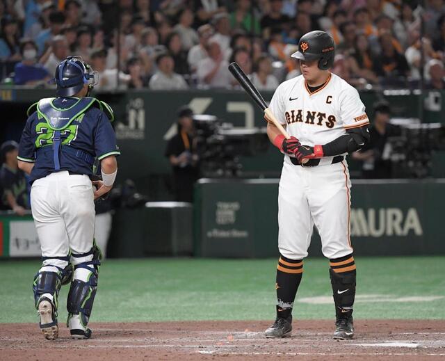 巨人・岡本和と敷田球審が一触即発