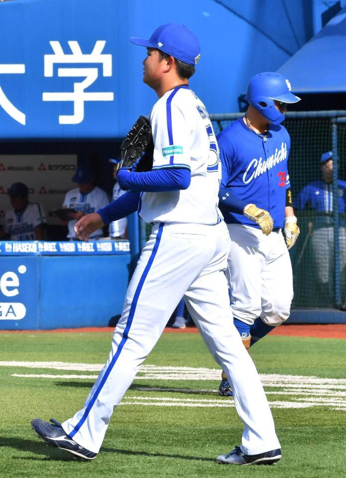 　３回、細川の適時打で同点に追いつかれた石田裕と生還した村松（右）＝撮影・持木克友