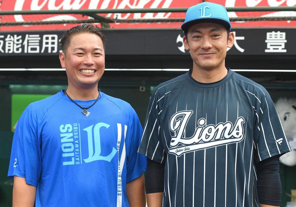 　栗山（右）と写真におさまる岡田（撮影・佐々木彰尚）