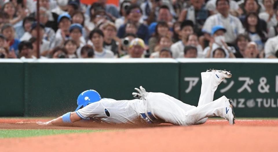 　１回、野村大の右飛で二走の岡田は三塁へ進塁する（撮影・佐々木彰尚）