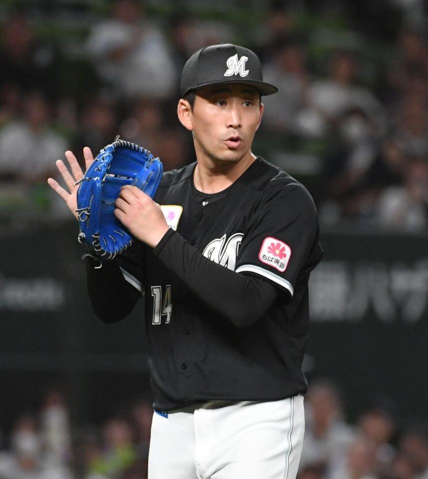 　５回、長谷川を一邪飛にしとめてグラブをたたく小島（撮影・佐々木彰尚）