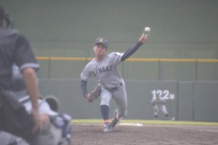 　九回から登板して力投する関大・金丸