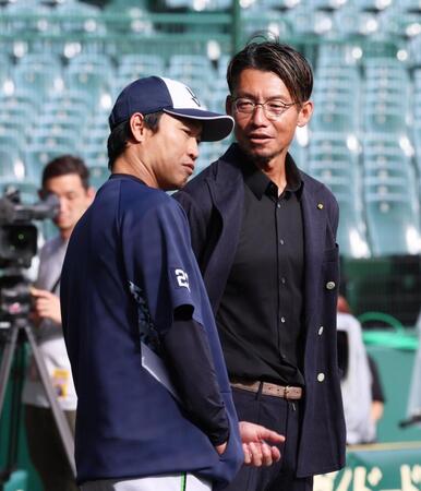 　談笑する鳥谷氏（右）と青木（撮影・立川洋一郎）