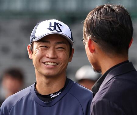 　鳥谷氏（右）と談笑する青木（撮影・中田匡峻）