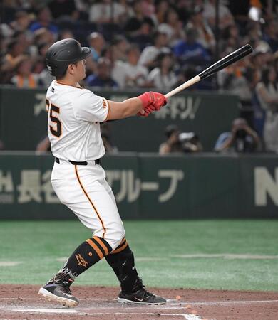 　６回、岡本和は左越えに勝ち越しの２３号ソロを放つ（撮影・佐藤厚）