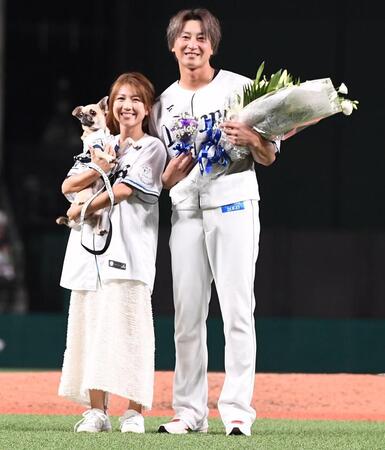 　妻と愛犬から花束を受け取る金子侑（撮影・園田高夫）