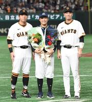 　長野（左）と坂本（右）から花束を渡され、笑顔を見せる青木（撮影・佐藤厚）