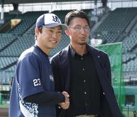 　鳥谷氏（右）と握手を交わす青木（撮影・中田匡峻）