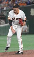 　４回、村松を三振に打ち取り吠える菅野（撮影・佐藤厚）