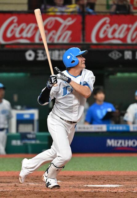 引退試合の西武・金子侑司が左翼守備でファインプレー フェンス際の