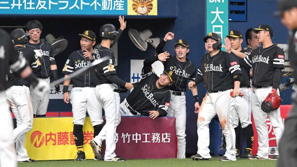 　５回、栗原の適時二塁打で盛り上がるソフトバンクナイン（撮影・石井剣太郎）