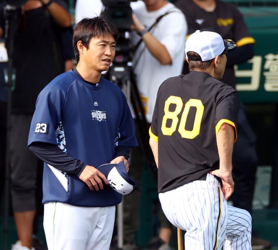 　阪神・岡田監督（右）にあいさつする青木（撮影・山口登）