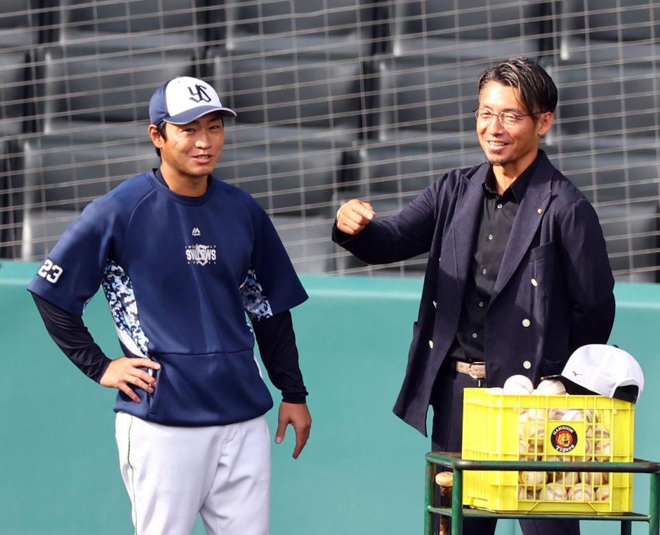 　青木（左）は鳥谷氏と談笑する（撮影・山口登）