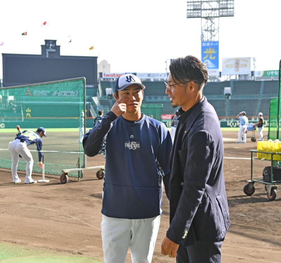 　鳥谷氏（右）と言葉を交わす青木（撮影・中田匡峻）