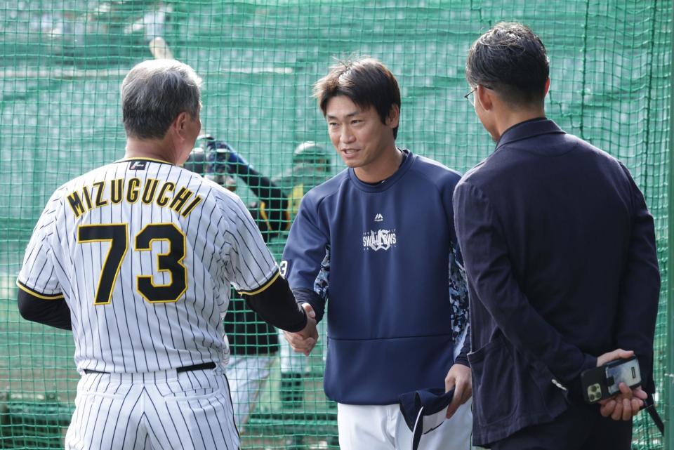 　水口打撃コーチ（７３）にあいさつをする青木。右は鳥谷氏（撮影・中田匡峻）