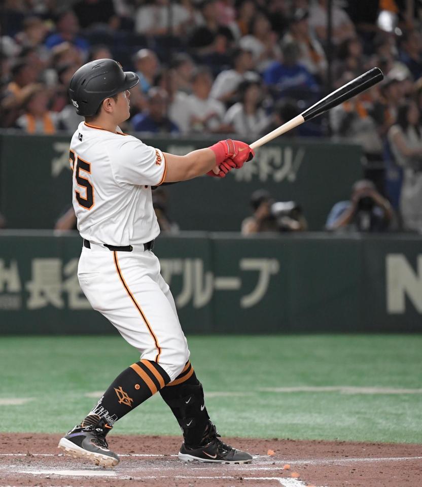 　６回、岡本和は左越えに勝ち越しの２３号ソロを放つ（撮影・佐藤厚）