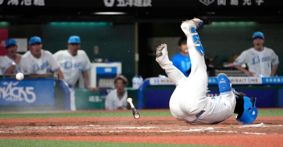 　７回、佐々木から頭部に死球を受けた野村大