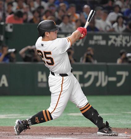 　６回、岡本和は左越えに勝ち越しの２３号ソロを放つ（撮影・佐藤厚）